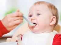 Diversificarea alimentatiei sugarului. Sase trucuri de nutritie pentru a face prima masa mai usoara Diversificarea alimentatiei sugarului. Sase trucuri de nutritie pentru a face prima masa mai usoara